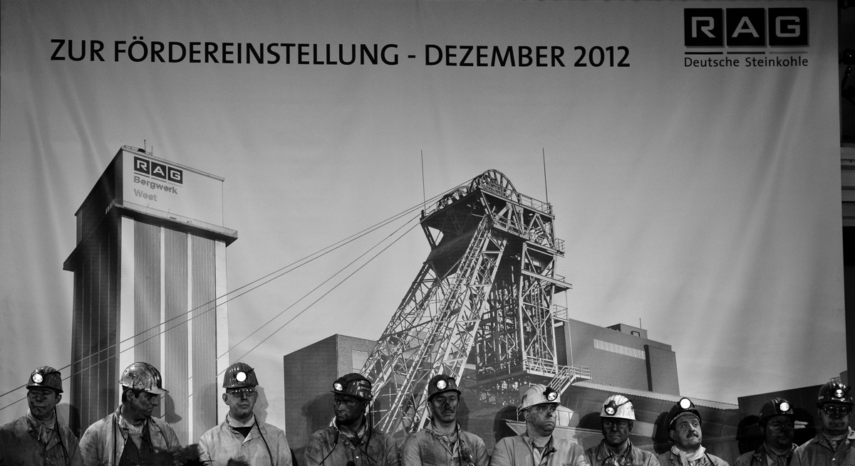 Bergleute stehen anlässlich der Fördereinstellung in der Lohnhalle des Bergwerk West.