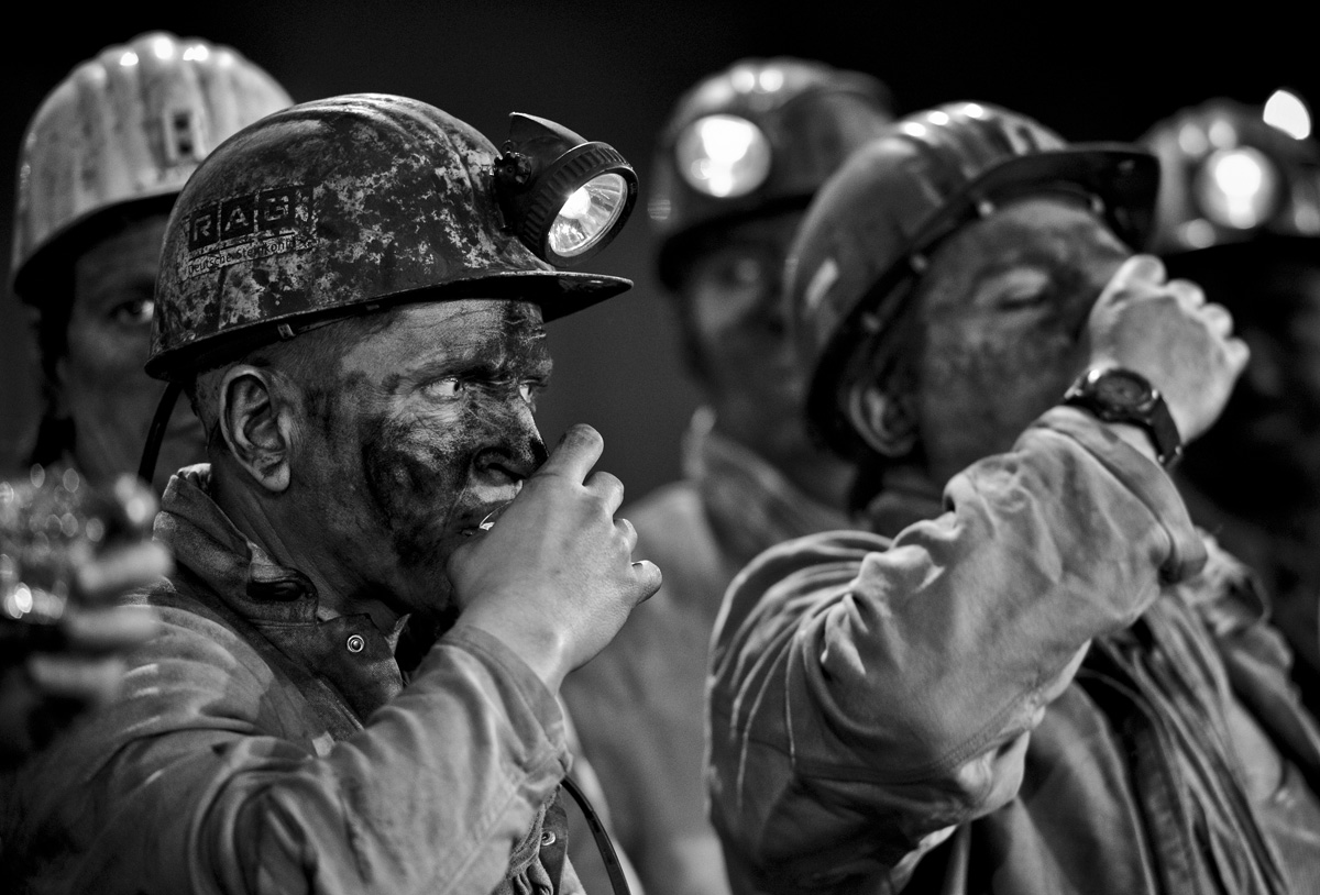 Bergleute trinken im der Fördereinstellung des Bergwerk West Schnaps, das sogenannten Grubenwasser.